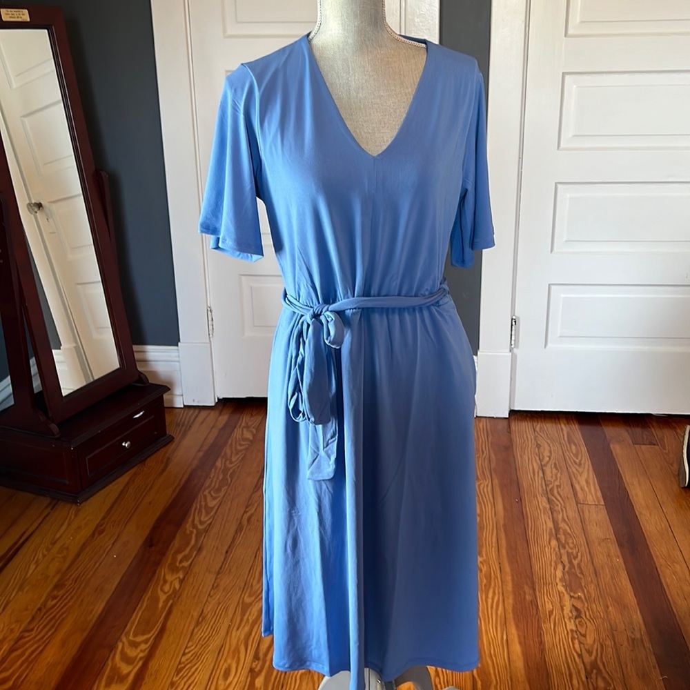 NWT H&M blue v-neck dress with pockets. Size M